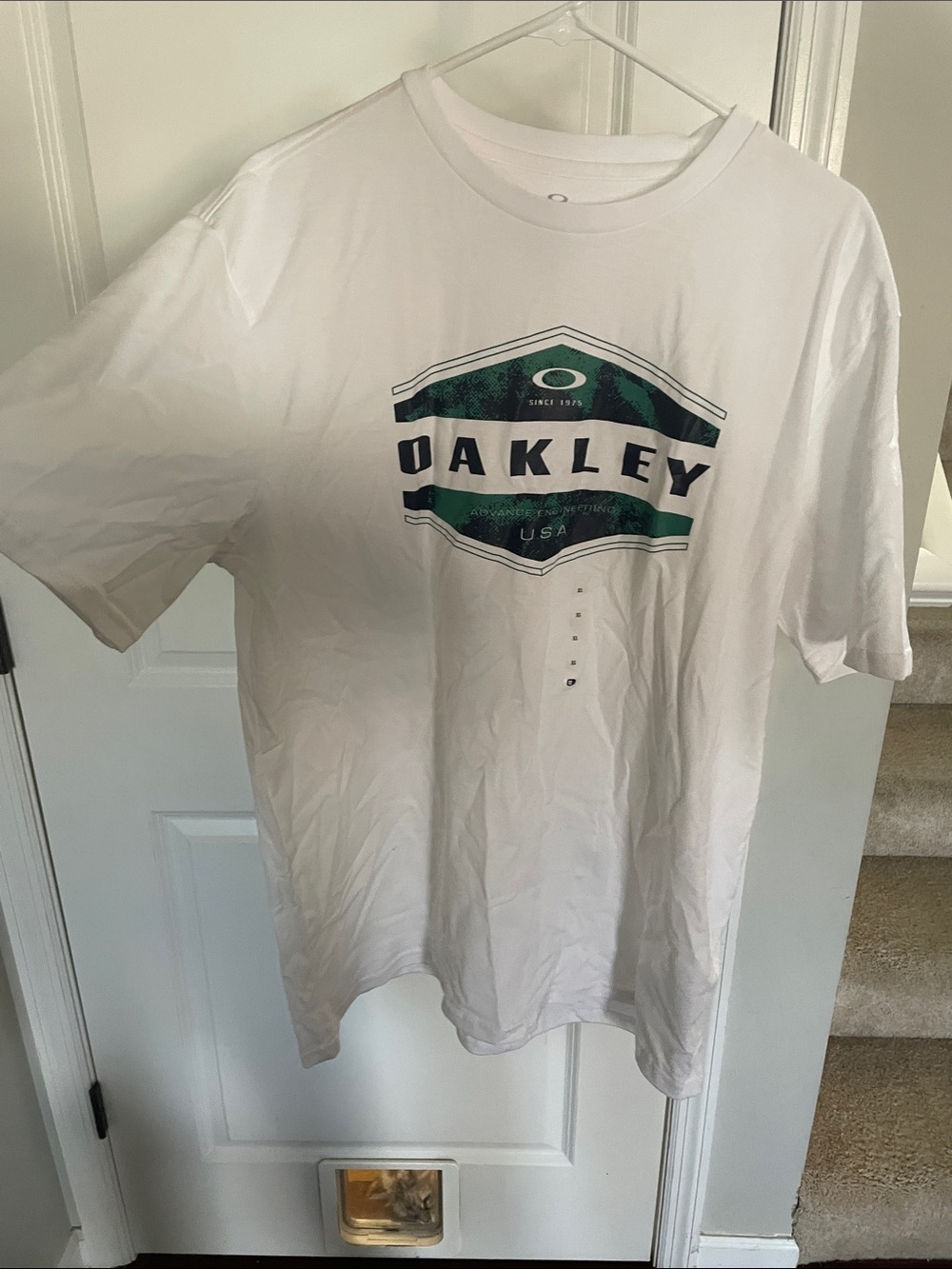 Men’s Oakley White Short Sleeve T-Shirt with Green and Black Logo XL